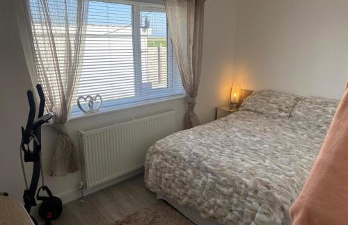 Prestatyn 2-bed Bungalow, Sleeps 5 With Hot Tub - Foto 33