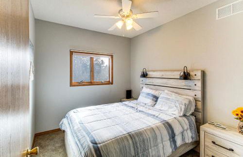 Deck with Lake Mac View! Spacious Family Retreat - Foto 14