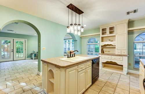 1 Block to Sims Park Spacious Getaway with Balcony - Foto 5