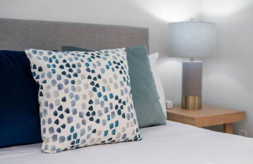 Pool - Free Parking - 2BD 1 Block from the Water - Foto 25