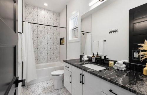 Luxurious 4bd home sleeps 12 minutes to downtown with parking - Foto 31