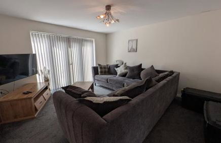 Large Modern House With Private Parking - Photo 38