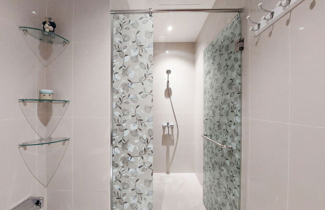 Brand New and Nice 2BR Apartment at The Reiz Condominium Medan By Travelio. - Foto 12