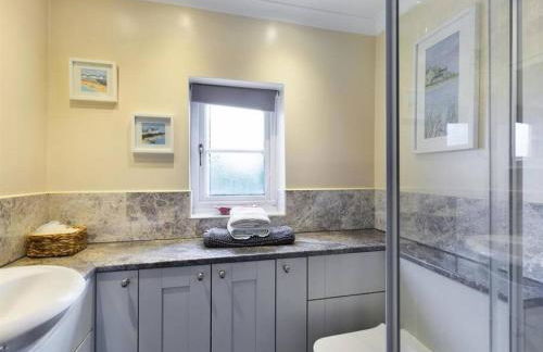 Two Bedroom Cottage (rural setting with good Access links) - Photo 13