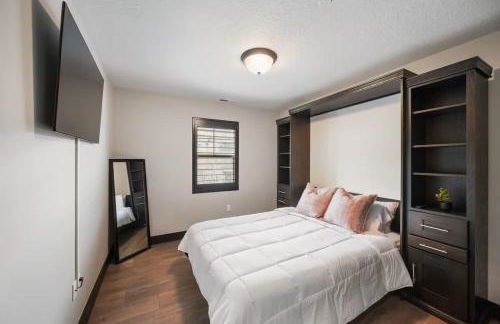 Spacious 5BR Family Townhome with Hot Tub and Garage - Foto 16