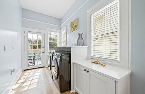 Cozy Home Near Downtown with a Pool and Fire Pit - Foto 25