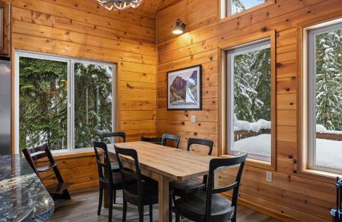 Alpine Retreat at Snoqualmie Pass- 5-Min to Slopes, Private Creek, BBQ, Fireplace, Smart TVs, Kids Games, Hi-Speed Wi-Fi - Foto 17