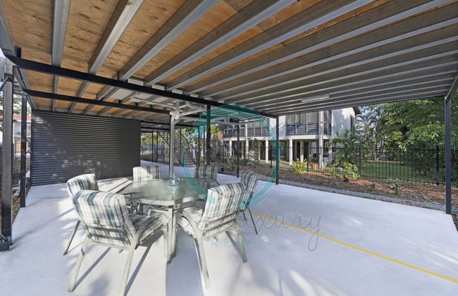 Urbanretreat Modern Outdoor Dining Backyard - Foto 5