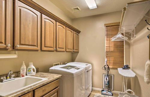 Family Gem in Phoenix with Saltwater Pool and Theater - Foto 34