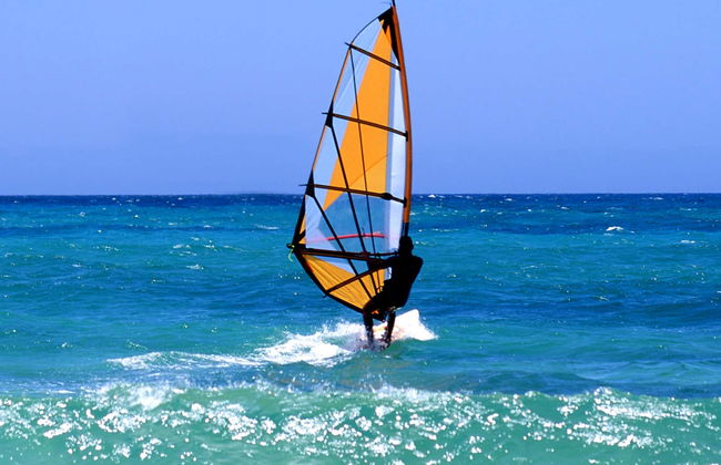 Curso de windsurf nas lagoas de El Cotillo - Foto 1