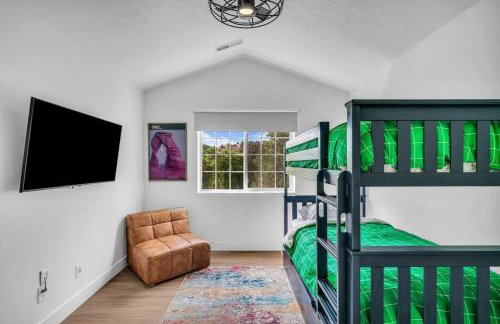 Zion Plush Family Escape HotTub, Games, Sleeps 14 - Photo 7