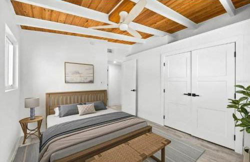 Blue Lagoon Hideaway 3BR Coastal Chic Retreat - Photo 7