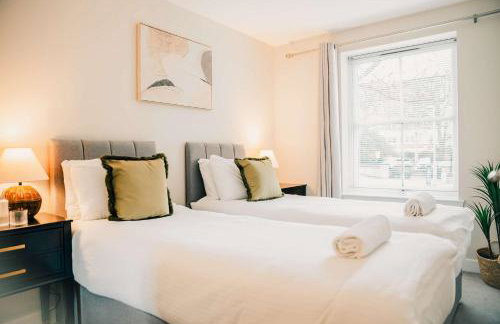 Modern Central 2 Bed Apartment with Parking - Photo 43