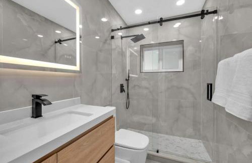 Tropical Park Oasis Peaceful Miami Family Home - Photo 22