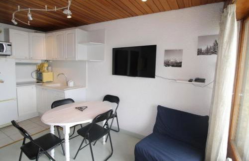 Studio Cabine Rénové au Pied des Pistes avec Balcon - Auris en Oisans - FR-1-297-157 - Foto 1