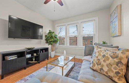 2-Story Stay with Game Lounge & Free Parking Spots - 5 mins to NYC Train - Foto 1