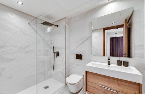 Newly Built 3 BDRM Luxury Apt Close to the Beach - Photo 36