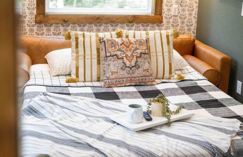Rustic Cabin Retreat - Cozy Stove & Fresh Eggs - Foto 18