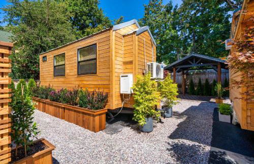 Stay Portland - Restored Farmhouse & Backyard Tiny House Village - Photo 4
