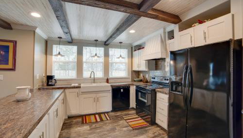 Steps to WES Arena Pet-Friendly Cabin with Deck! - Foto 4