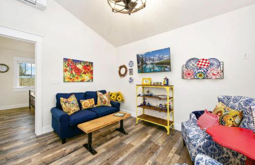 City Park Bungalow Pet Friendly with Dog Run - Photo 2