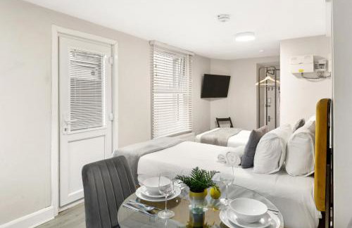 Glimmering Comfort Spacious Studio - Photo 5