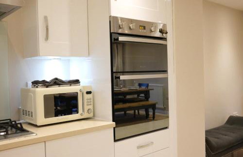 Luxury 6-Bedroom House 5 minutes from Bicester Village Shopping Outlet - Perfect for Business and Family Stays! Private Parking for 4 Cars! - Photo 8