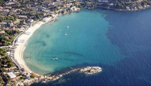 APPARTEMENT ET SA JOLIE TERRASSE Le Lavandou Saint Clair, a deux pas de la plage de St Clair, au calme, Studio tout équipé, clim, Wifi Fibre, TV connectée, lave linge, lave vaisselle, place de parking et plus, serviettes et draps fournis - Foto 2