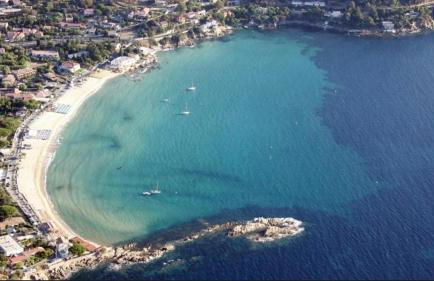 APPARTEMENT ET SA JOLIE TERRASSE Le Lavandou Saint Clair, a deux pas de la plage de St Clair, au calme, Studio tout équipé, clim, Wifi Fibre, TV connectée, lave linge, lave vaisselle, place de parking et plus, serviettes et draps fournis - Foto 2