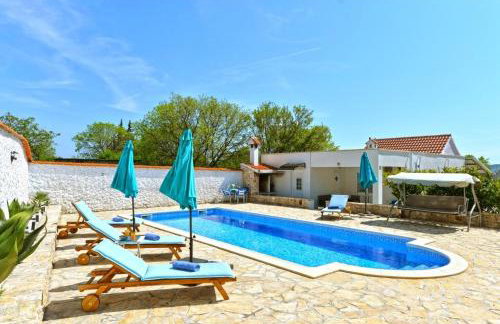 Family-friendly holiday home with private pool near Vodice - Foto 1