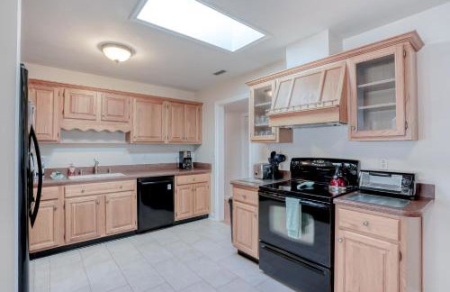 Beachside snowbird escape with fenced yard & washer/dryer - walk to beach access - Foto 15