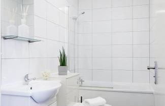 Aisiki Living at Upton Road, Multiple 1, 2, or 3-Bedroom Apartments, King or Twin Beds with Free WiFi & Parking Space - Foto 156