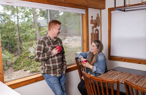 Buckeye Bear's Den-AC-Walking Distance to town - Foto 24