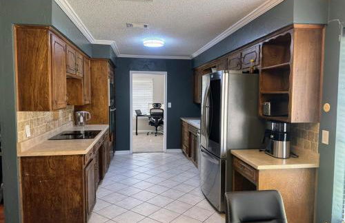 4-Bedroom Home with Private Pool in Euless - Foto 5