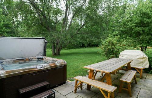 1820 House - VT Charm + Modern Comforts + Hot Tub - Foto 35