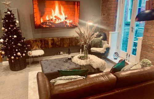 The Fifth Quarters, Grade II Listed Apartment, The Lace Market, NG1, City Centre, Nottingham, Sleeps 4 - Photo 5