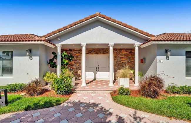 Luxe 4BR Waterfront w Htd Pool 5min to Beach - Foto 52