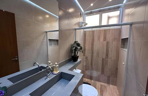 Quartos na Casa do Rosa - Piscina Aquecida - Churrasqueira - SJBV - Foto 9