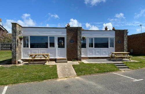 Bay - Brambles Chine, Colwell Bay - 5 star WiFi - Short walk to The Hut and beach - 1 night stays available - Ferry offers - Photo 17