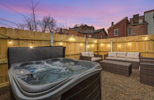 NEW! High-end Manchester Home w/ a hot tub - Foto 2