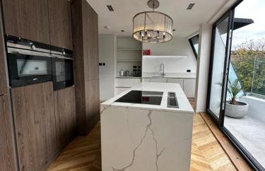 Contemporary 3-Bed Penthouse with River Views - Foto 16