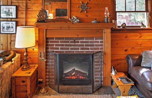 Newport Cabin with Lakefront Private Porch and Grill! - Foto 15