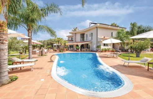 Amazing Home With Pool - Photo 1