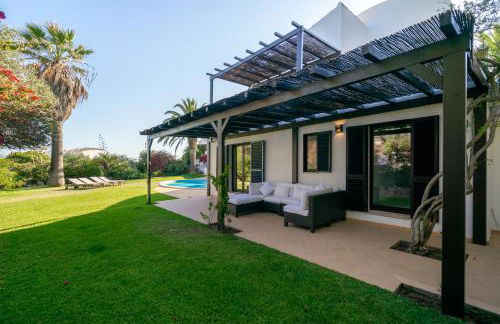 Luxury Private Family Villa with Pool AC & Parking - Foto 47