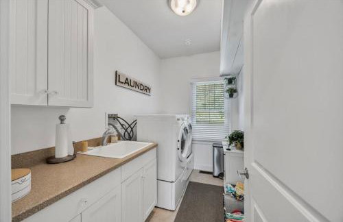 Stay 1 Block from Ocean at 7-Bed Retreat with Yard, Deck and Game Room, Host Up to 22 Across 16 Beds, Gas Fireplace, Gas Grill, Ample Parking, Walk to Menauhant Beach, Perfect for Family Getaway, 24 Hr Hospitality - Foto 41