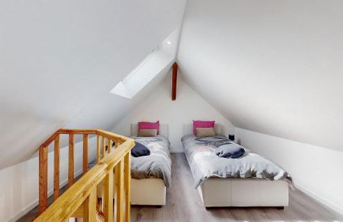 Stunning Home In Neuilly Le Vendin - Photo 17