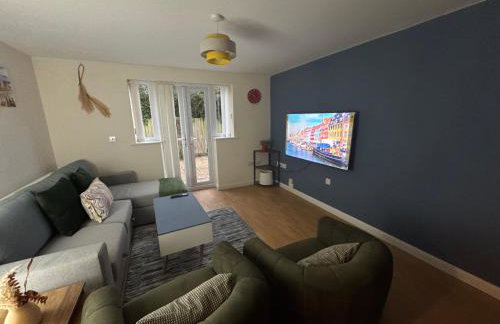 The Vogue Stay, 3 Bedrooms, 2 bathrooms, Ideal for JR & Oxford Hospitals, FREE CarPark, Conveniently located for Ring Road access, 2 miles from Oxford City Centre easy car & bus route - Foto 42