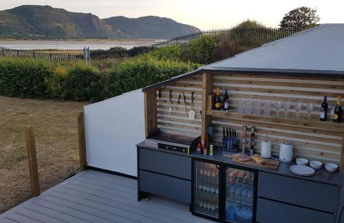 Seaside Escape - Deganwy Beach Cottage - Sea Views & Golf Course Views - Photo 13