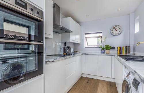 Delightful 2 Bed House a Stones Throw From Beach - Pass the Keys - Photo 12