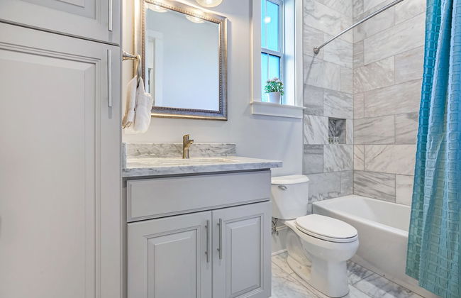 Stunning Modern and Fully-Upgraded 5 BR with Pool - Foto 27